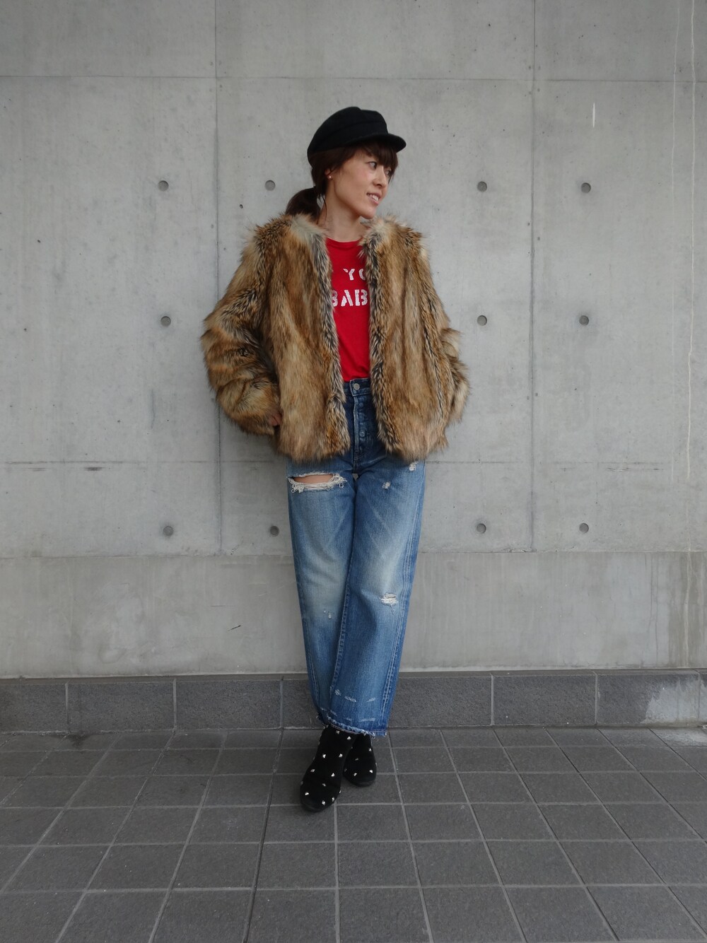 「デニム、cher、フェイクファー」｜「Lee×CherのARIES（デニムパンツ、ブルー系）」を使った、細井多恵さん（レディース・157cm）の秋コーディネートの1枚目の写真