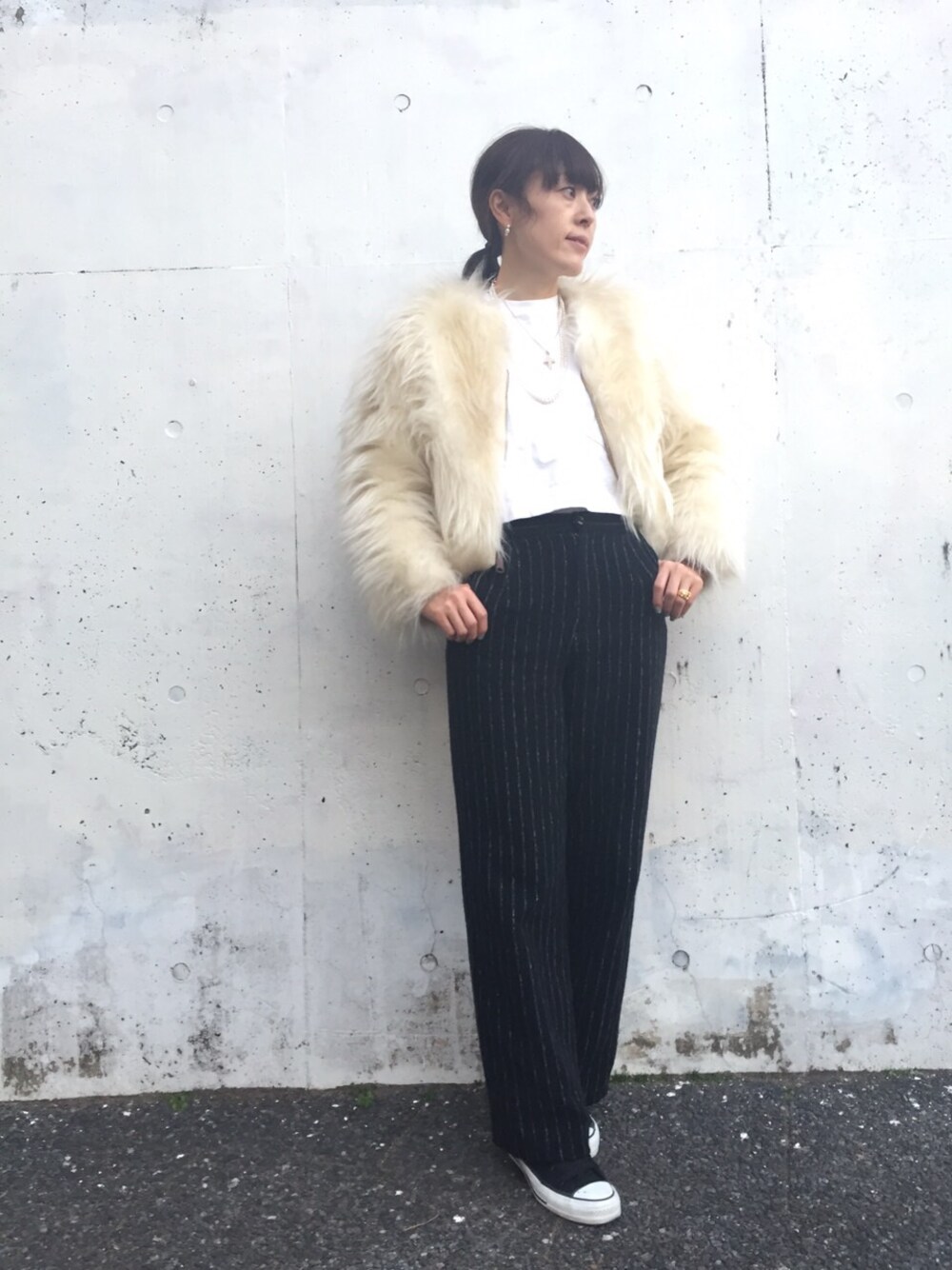 「ファー、converse、ストライプパンツ、cher、古着MIX」｜「FRUIT CAKEのパンツ（その他パンツ、ブラック系）」を使った、細井多恵さん（レディース・157cm）の冬コーディネートの1枚目の写真