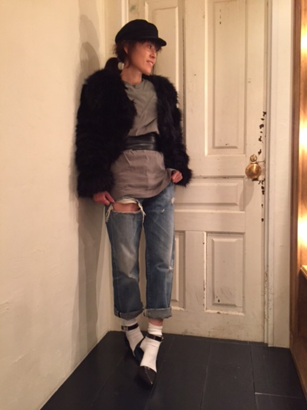 「ファー、キャスケット、カーキ、cher、LEEコラボデニム」｜「Lee×CherのARIES（デニムパンツ、ブルー系）」を使った、細井多恵さん（レディース・157cm）の冬コーディネートの1枚目の写真
