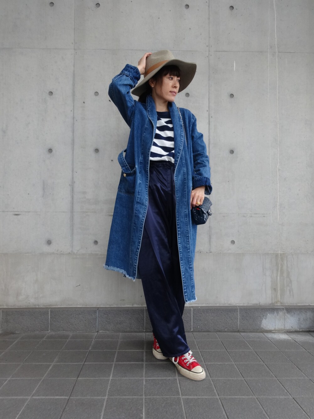 「デニム、コンバース、ボーダー、Tシャツ、ハット、デニムコート、cher、ハイカットスニーカー、パンツスタイル、パジャマパンツ」｜「FRUIT CAKEのK-DROUOT（Tシャツ/カットソー、ブルー系）」を使った、細井多恵さん（レディース・157cm）の冬コーディネートの1枚目の写真