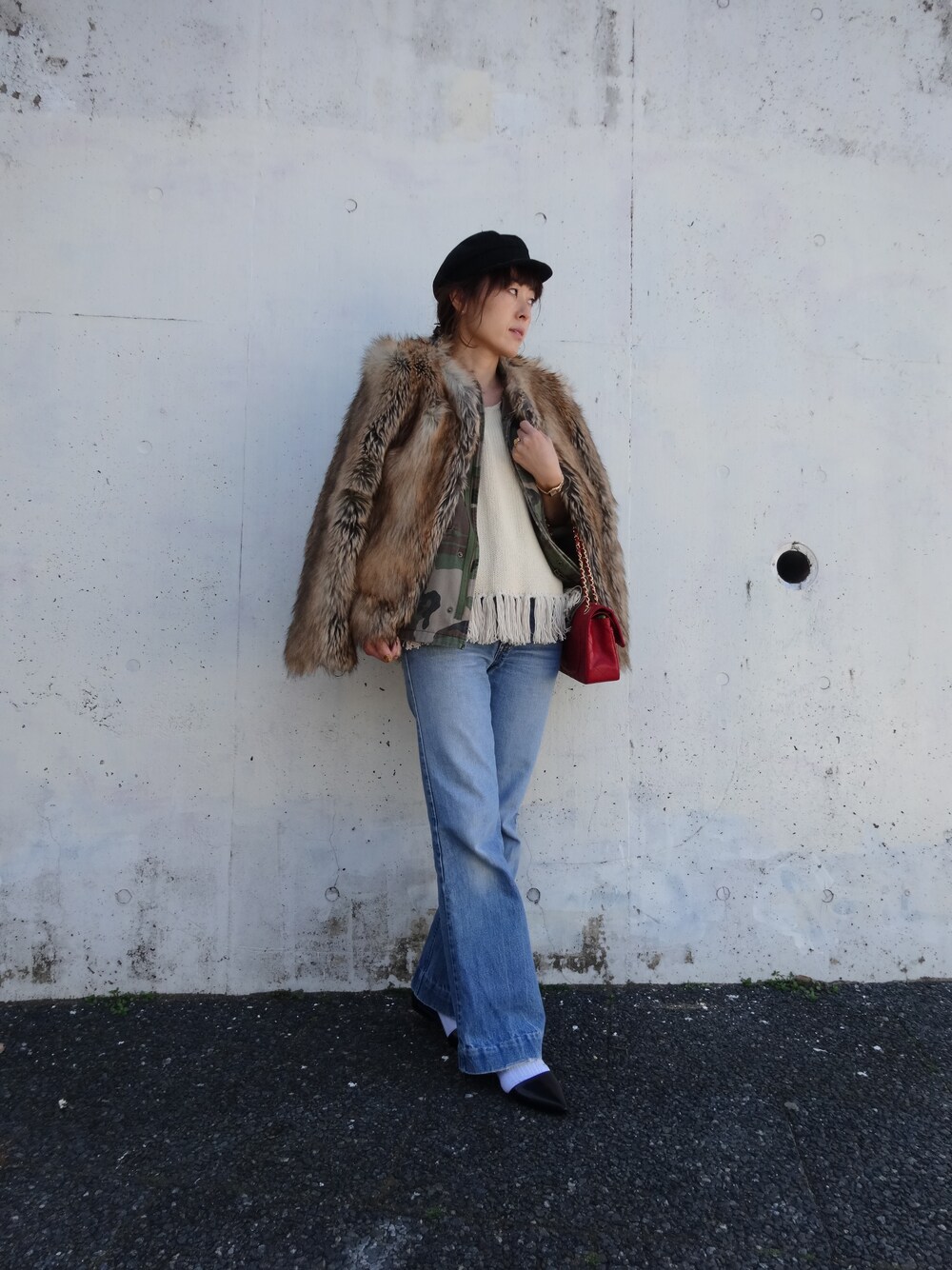 「古着、ファー、デニム、迷彩、フリンジ、cher」｜「CherのPROENZA SCHOULER（PS25034）（パンプス、ブラック系）」を使った、細井多恵さん（レディース・163cm）の冬コーディネートの1枚目の写真
