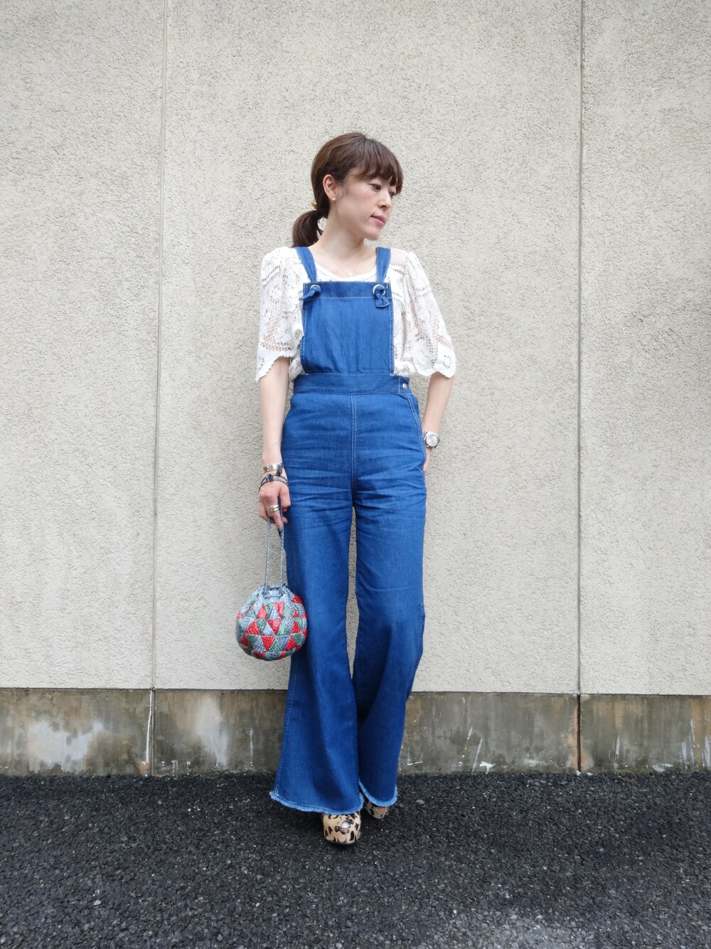 「古着、コラボ、サロペット、cher、LEEコラボデニム」｜「Lee×Cherのサロペット（サロペット/オーバーオール、ブルー系）」を使った、細井多恵さん（レディース・157cm）の春コーディネートの1枚目の写真