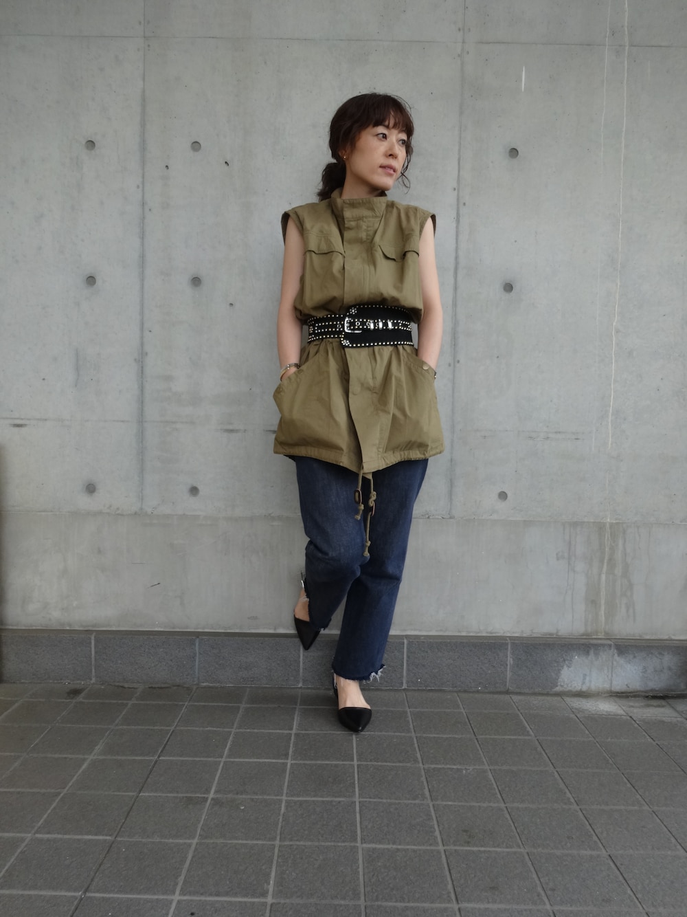 「古着、ベルト、cher、アーミー、ジレ」｜「CherのPROENZA SCHOULER（PS25034）（パンプス、ブラック系）」を使った、細井多恵さん（レディース・157cm）の春コーディネートの1枚目の写真