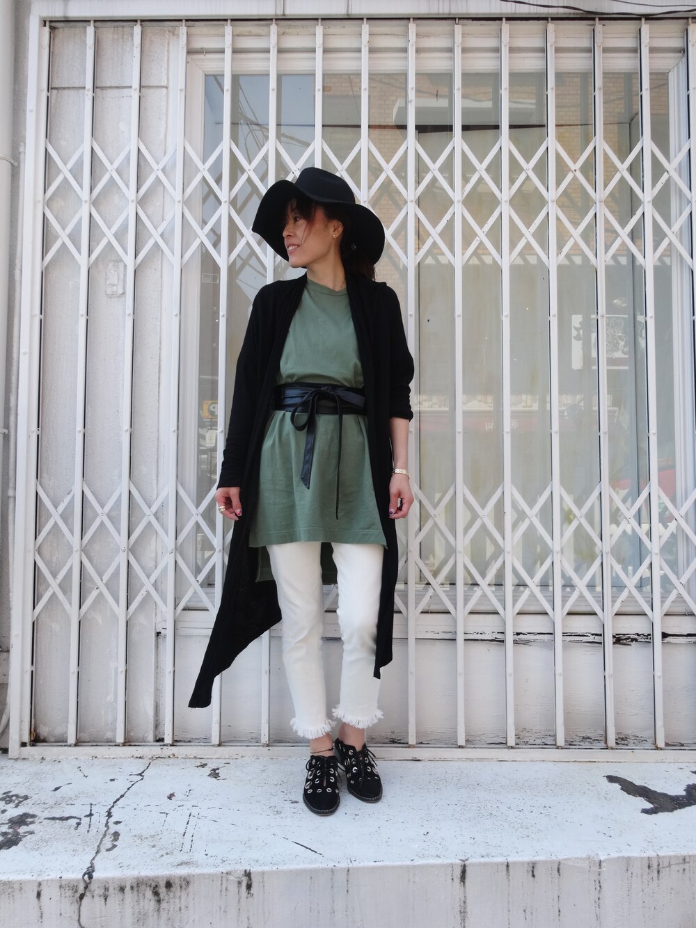「ワンピース、ハット、カーキ、ベルト、cher」｜「Bianca`s closetのl-LONI（ワンピース、グリーン系）」を使った、細井多恵さん（レディース・157cm）の夏コーディネートの1枚目の写真