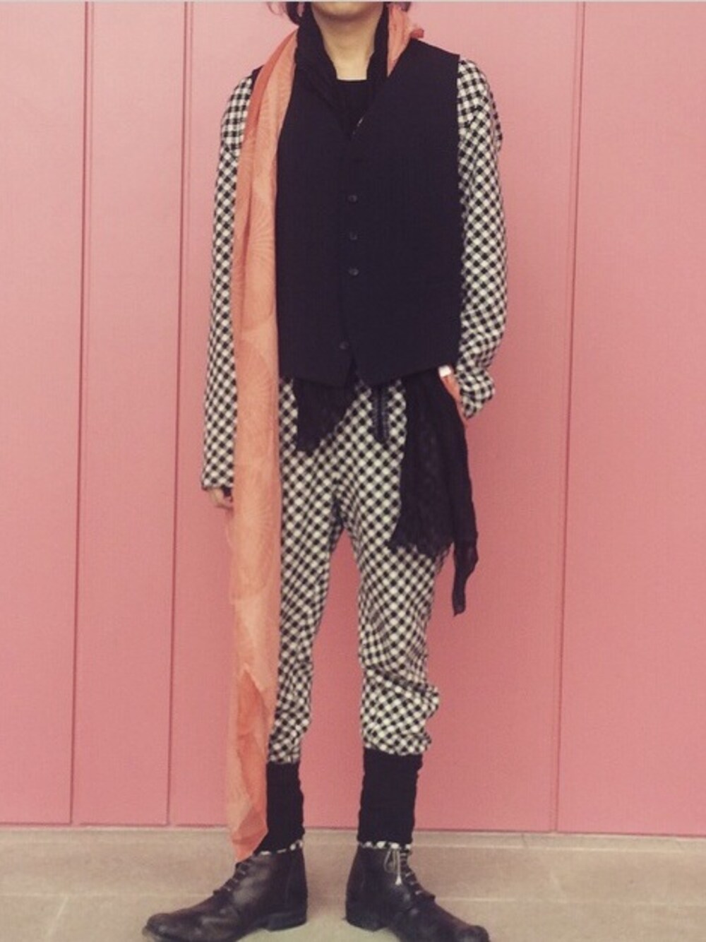 「ootd、dailylook、HAIDER ACKERMANN」｜「Yohji Yamamotoのアイテム（ベスト、ブラック系）」を使った、gomongさん（メンズ・176cm）の春コーディネートの1枚目の写真