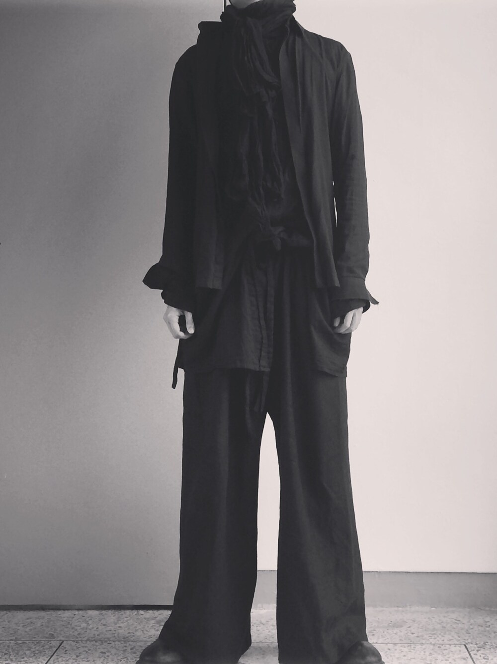 「ニット帽、ootd、daily look」｜「Ann DEMEULEMEESTERのアイテム（スウェット、ブラック系）」を使った、gomongさん（メンズ・176cm）の春コーディネートの1枚目の写真