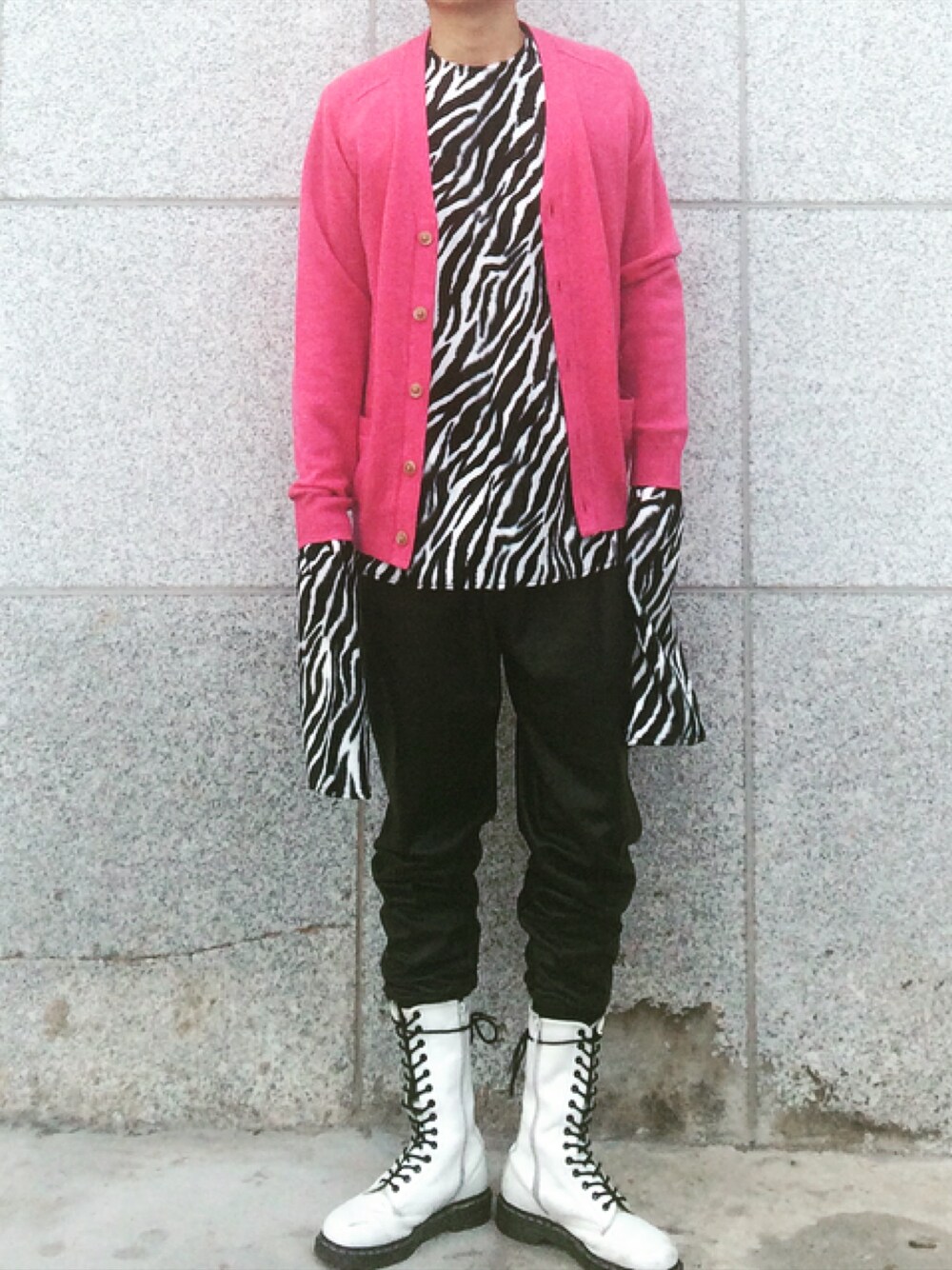 「ootd、gomong」｜「Dr. Martensのアイテム（ブーツ、ホワイト系）」を使った、gomongさん（メンズ・176cm）の冬コーディネートの1枚目の写真