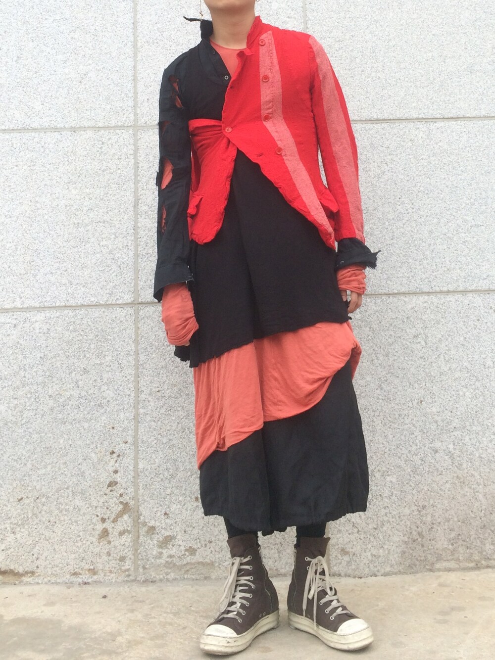 「ootd、dailylook、シンプルコーデ、デニムパンツ、春コーデ、オトナカジュアル、シャツスタイル、デニムオンデニム、モノトーンコーデ」｜「Yohji Yamamotoのアイテム（テーラードジャケット、レッド系）」を使った、gomongさん（メンズ・176cm）の春コーディネートの1枚目の写真