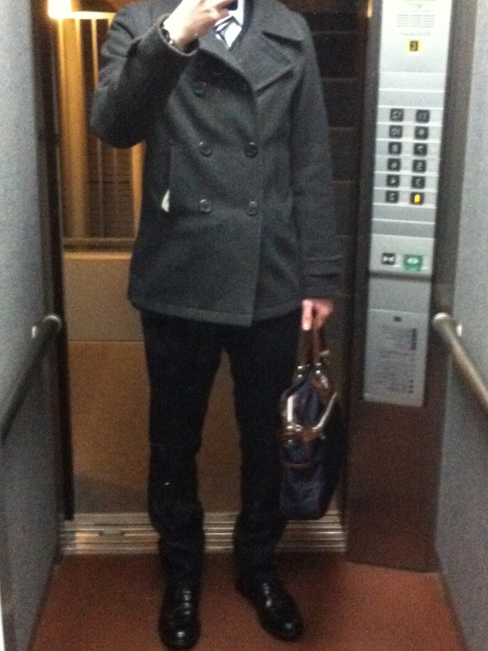 「URBAN RESEARCH DOORSのアイテム（ピーコート、グレー系）」を使った、Takurou Yさん（メンズ・178cm）の夏コーディネートの1枚目の写真