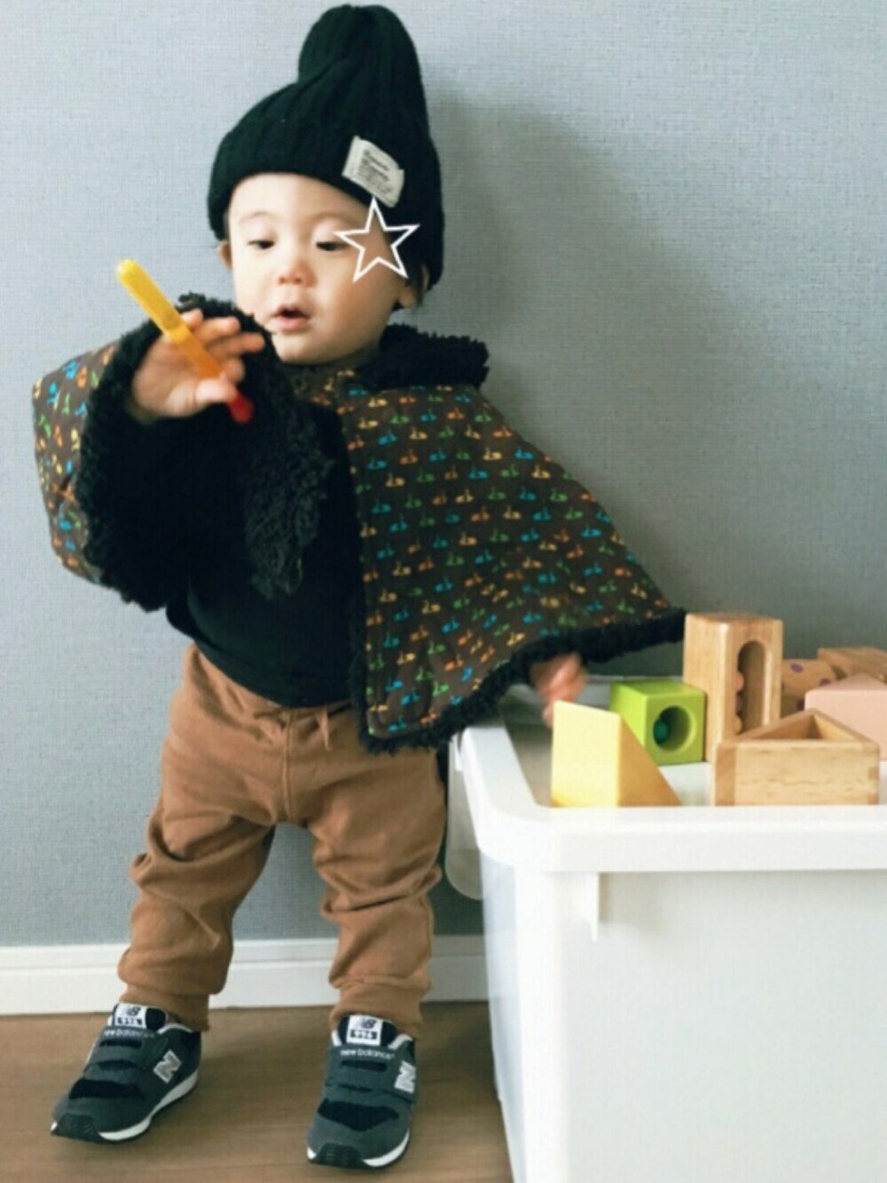 「1歳、男の子、キッズコーデ、ＮＢ、ポンチョ、リバーシブル、ハンドメイド、handmade、ポッキーフェス2016、ロシアン帽フェス告知」｜「Handmadeのアイテム（ポンチョ、ブラック系）」を使った、tooowaさん（キッズ・70cm）の秋コーディネートの1枚目の写真