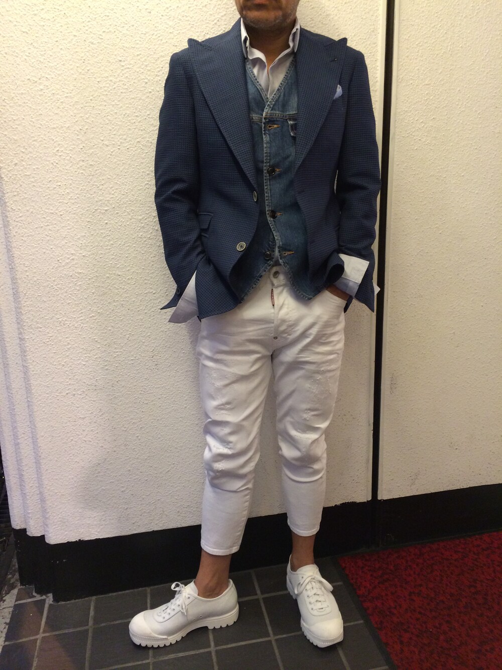 ホワイト系のベストを着用したメンズの春コーディネートの1枚目の写真