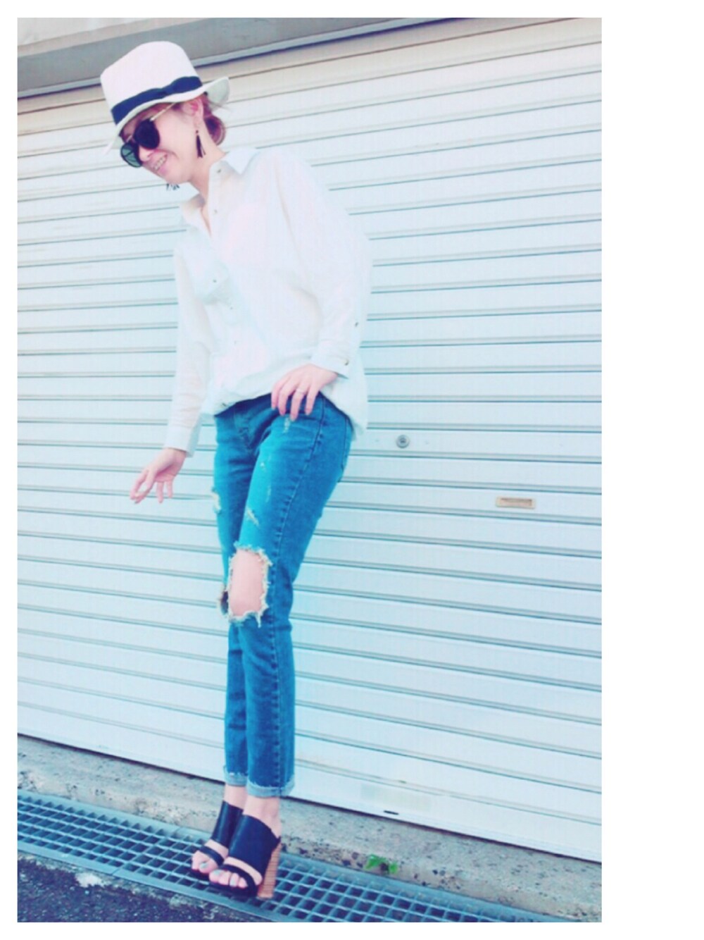 「TODAYFUL、シャツワンピ、白シャツ、白シャツ×デニム、パナマハット、dholic、UNIQLO、ダメージデニムパンツ」｜「DHOLICのアイテム（デニムパンツ、ブルー系）」を使った、sachiさん（レディース・157cm）の夏コーディネートの1枚目の写真