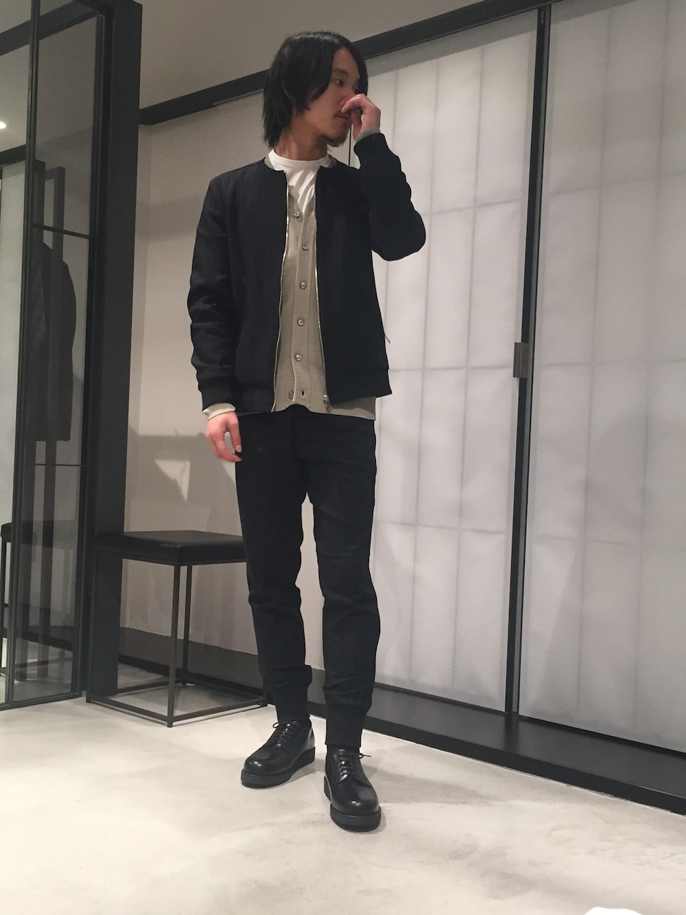 ホワイト系のTシャツ/カットソー、グレー系のカーディガン/ボレロ、ブラック系のノーカラージャケットを着用したメンズの春コーディネートの1枚目の写真