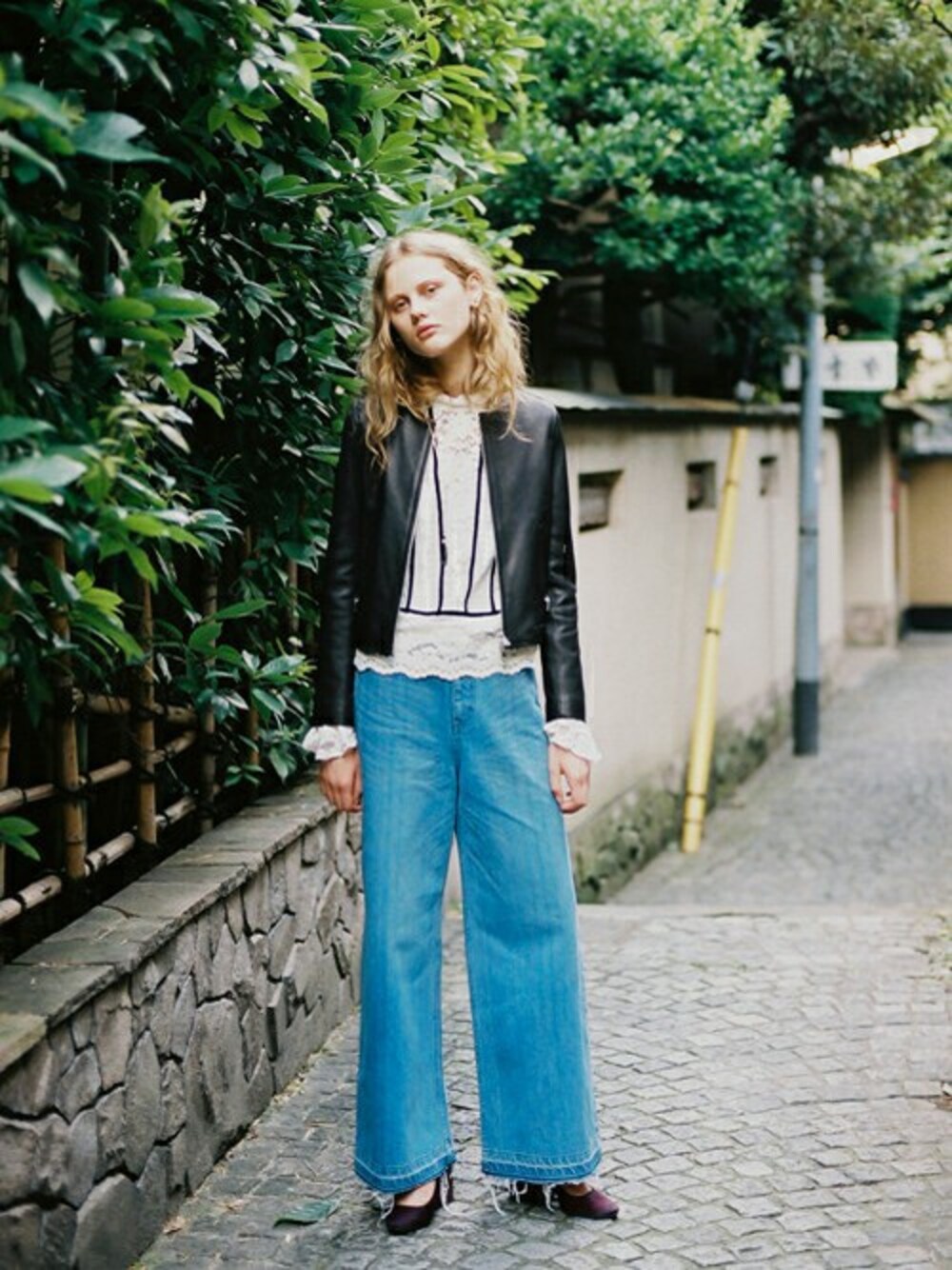 ブラック系のライダースジャケットを着用したレディースの秋コーディネートの1枚目の写真