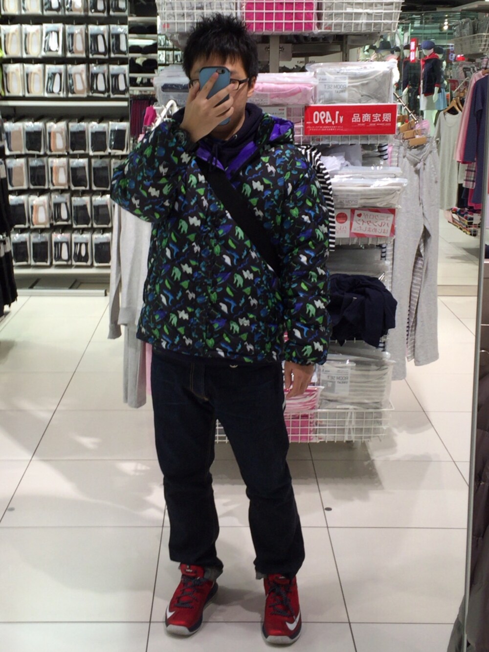 ブラック系のダウンジャケット/コート、ブラック系のパーカー、ブルー系のTシャツ/カットソーを着用したメンズの冬コーディネートの1枚目の写真