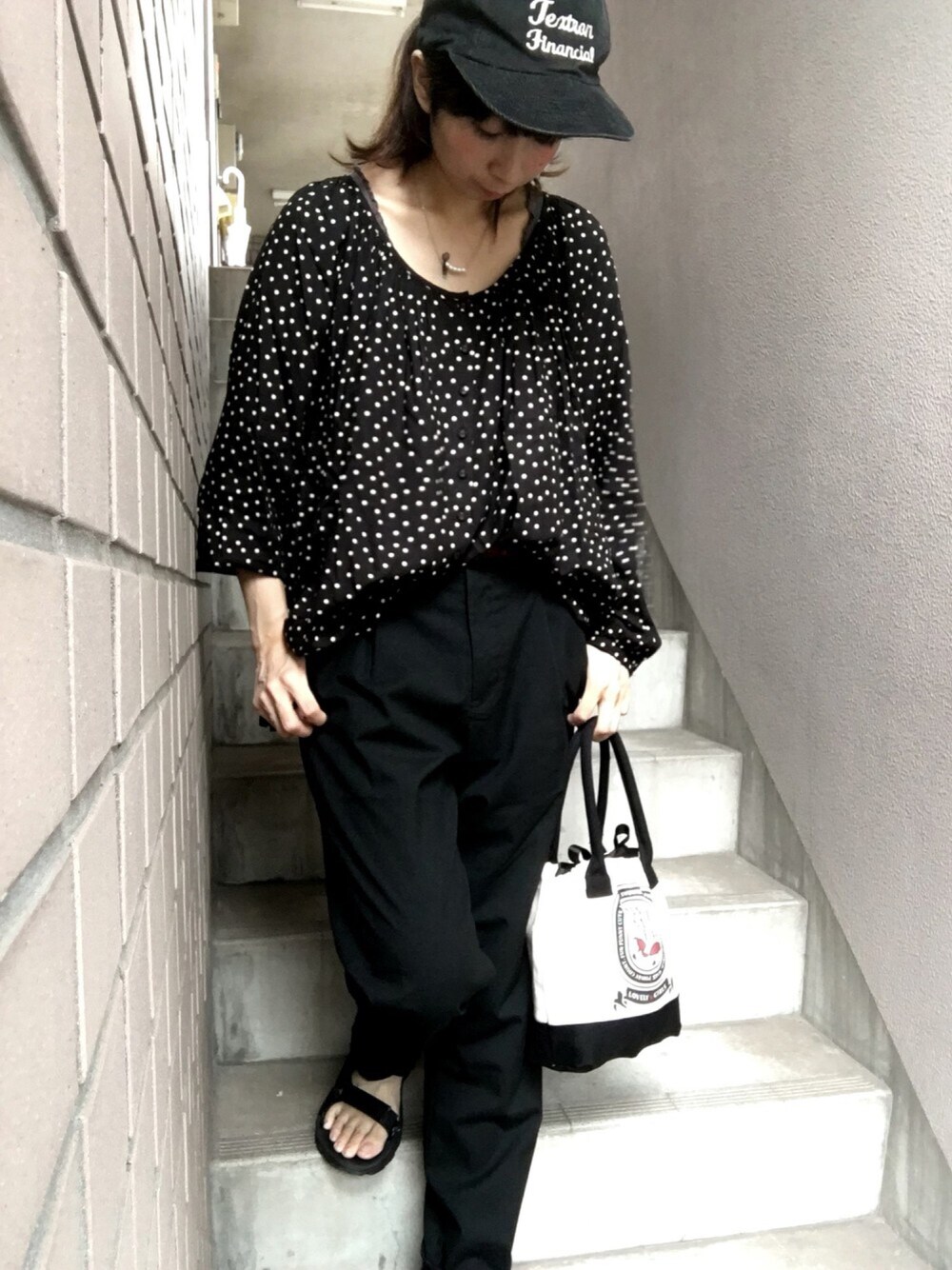 「カジュアルコーデ、オトナカジュアル、パンツスタイル、黒、オールブラック、秋のコーデ、秋服、雨、ドット」｜「TevaのTEVA / HURRICANE XLT M（サンダル、ブラック系）」を使った、アスミツェネッガー(年中春さん（レディース・163cm）の秋コーディネートの1枚目の写真