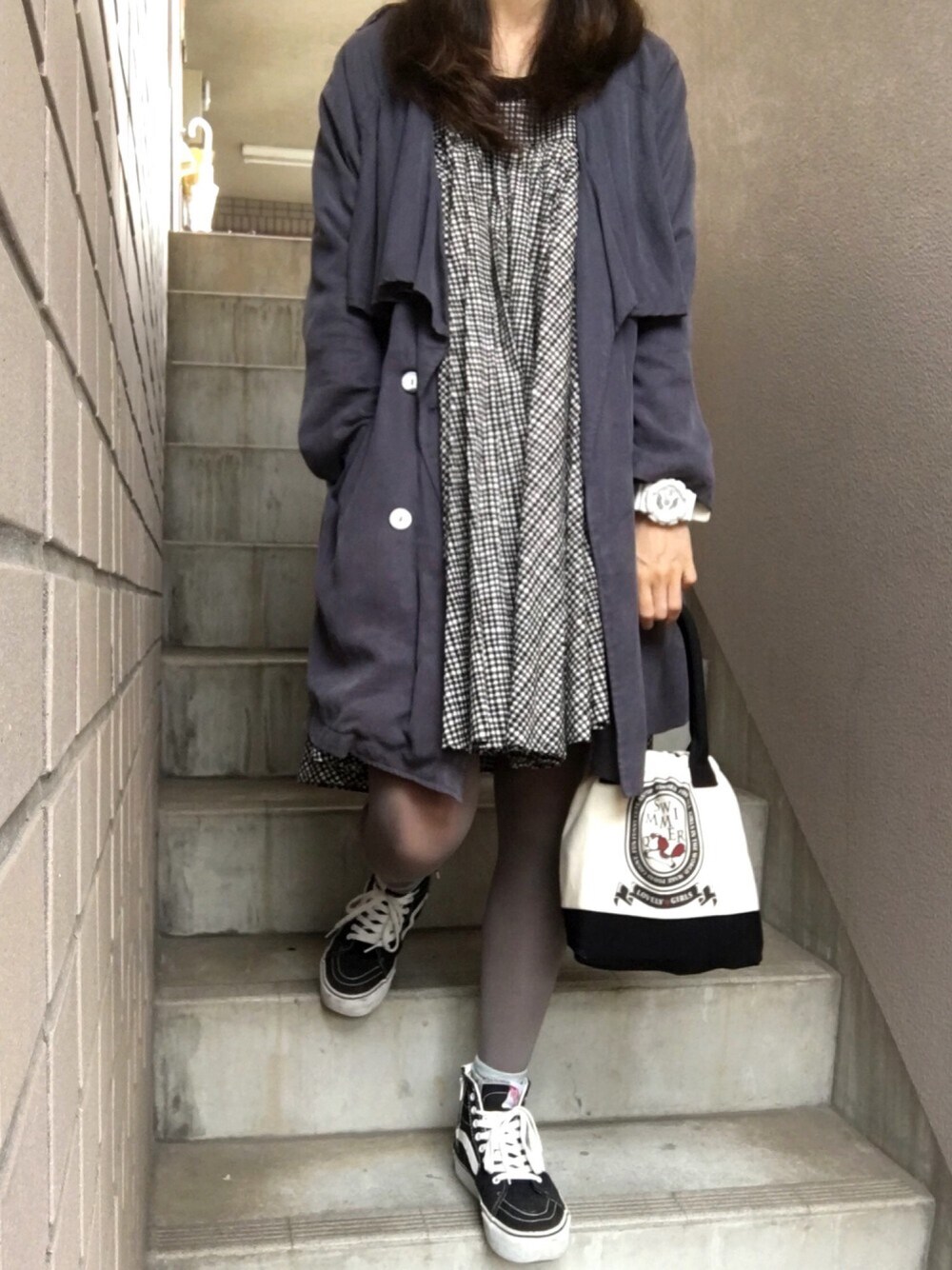 「秋コーデ、モノトーン、スニーカー、トレンチコート、秋のコーデ、BEAMS BOY、ワンピース、チェック、カジュアル」｜「VANSのアイテム（スニーカー、ブラック系）」を使った、アスミツェネッガー(年中春さん（レディース・163cm）の秋コーディネートの1枚目の写真
