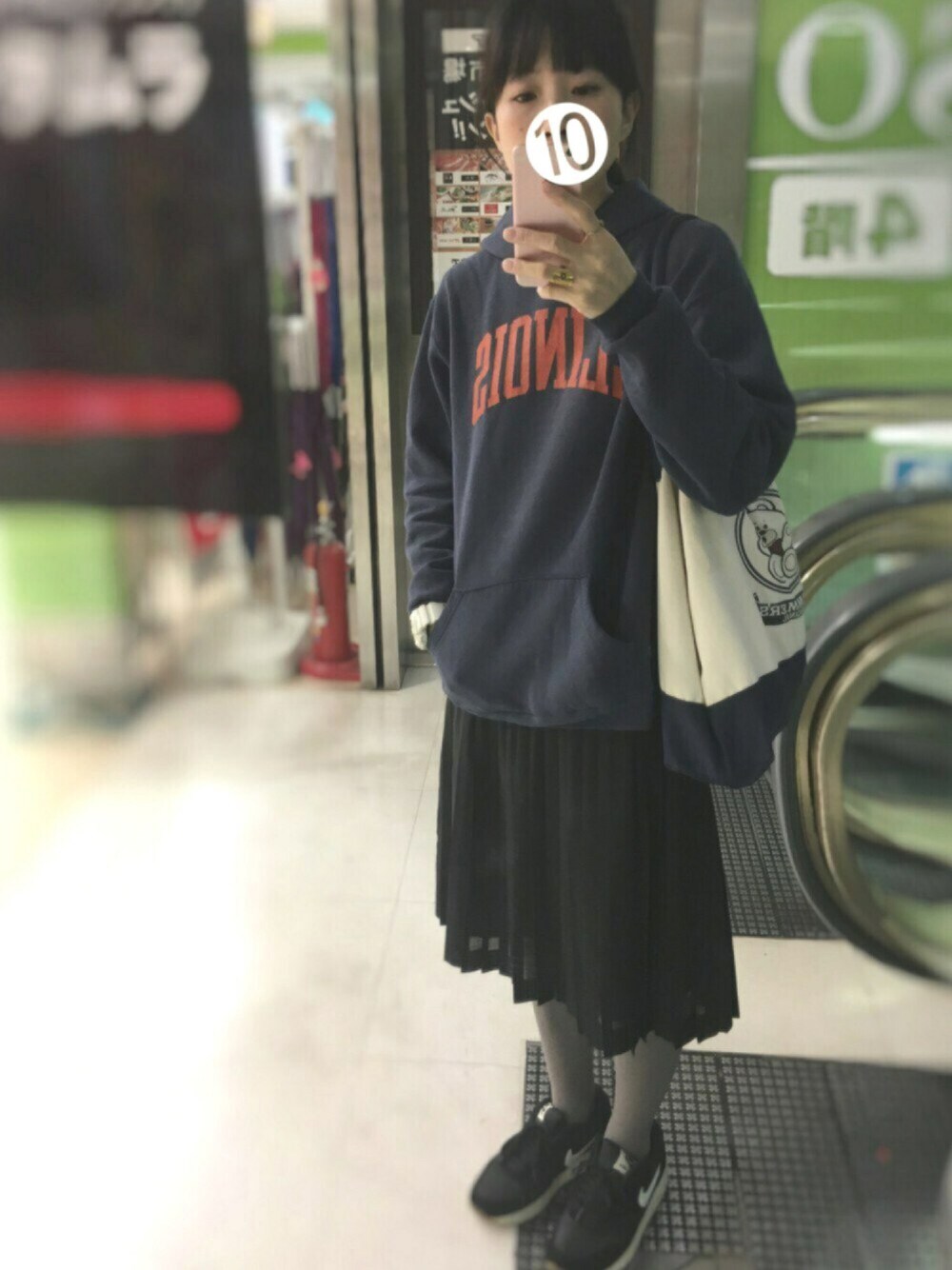 「シンプルコーデ、パーカー、プリーツスカート、スニーカー、古着、古着MIX、秋のコーデ、出勤コーデ、カジュアル、ootd」｜「And AのNIKE AIR MAX 1 ESSENTIAL（スニーカー、ブラック系）」を使った、アスミツェネッガー(年中春さん（レディース・163cm）の秋コーディネートの1枚目の写真
