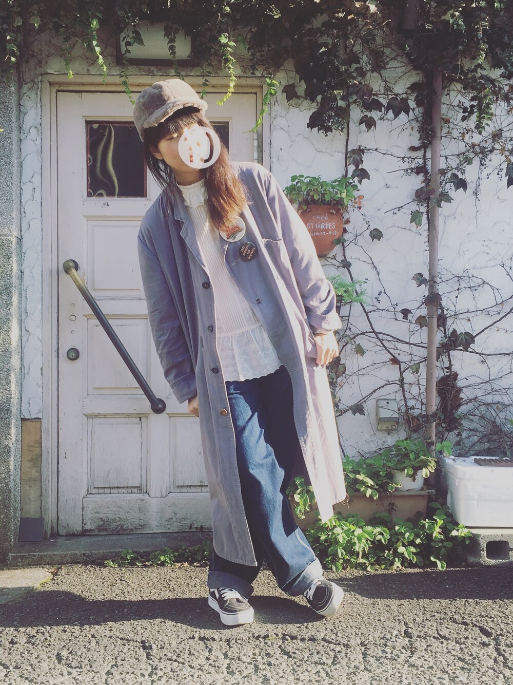 「ootd、VANS、古着、古着MIX、古着屋、ガウン、ファー小物、帽子、秋のコーデ、秋コーデ」｜「VANSの[VANS]VN-0D5IB8C（スニーカー、ブラック系）」を使った、アスミツェネッガー(年中春さん（レディース・163cm）の秋コーディネートの1枚目の写真
