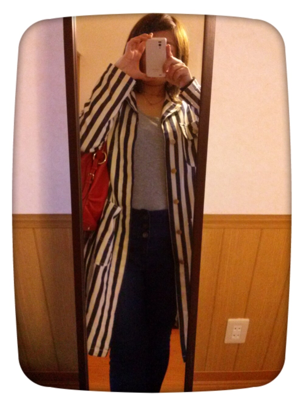 グレー系のTシャツ/カットソーを着用したレディースの春コーディネートの1枚目の写真