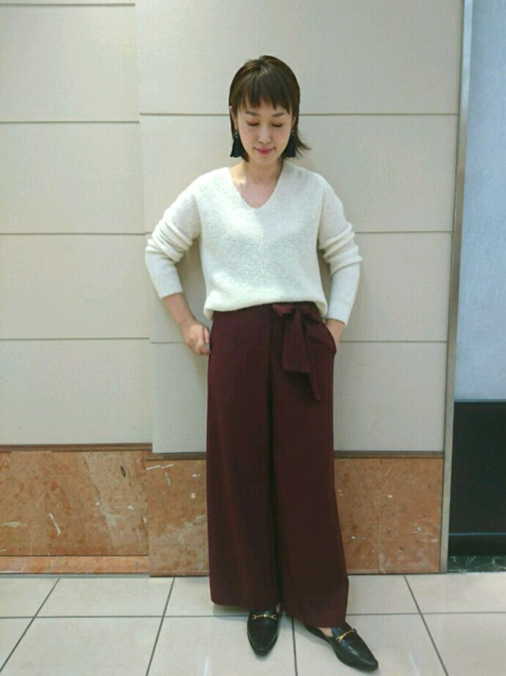 「シンプル、ニット、アルパカ、白ニット、パンツスタイル、アダムエロペ(ADAM ET ROPE')、アダムエロペ、ビットローファー、ボルドー、秋のコーデ」｜「ADAM ET ROPE'のアルパカVネックニットプルオーバー（ニット/セーター、ホワイト系）」を使った、reikaさん（レディース・163cm）の秋コーディネートの1枚目の写真