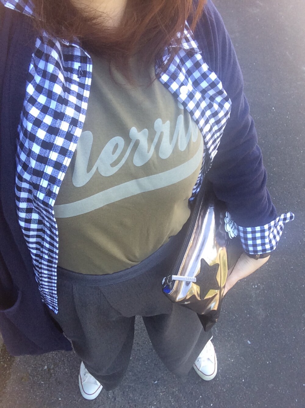 「カジュアル、カーキ、TODAYFUL」｜「TODAYFULのCollageロゴTシャツ（Tシャツ/カットソー、グリーン系）」を使った、hidemiさん（レディース・155cm）の秋コーディネートの1枚目の写真