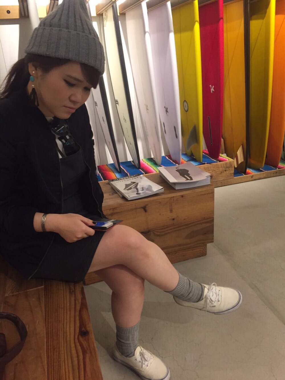 「SATURDAYS SURF NYC、サロペット、ニット帽、冬が近づいてる」｜「VANSのVANS AUTHENTIC。（スニーカー、ホワイト系）」を使った、hidemiさん（レディース・155cm）の秋コーディネートの1枚目の写真
