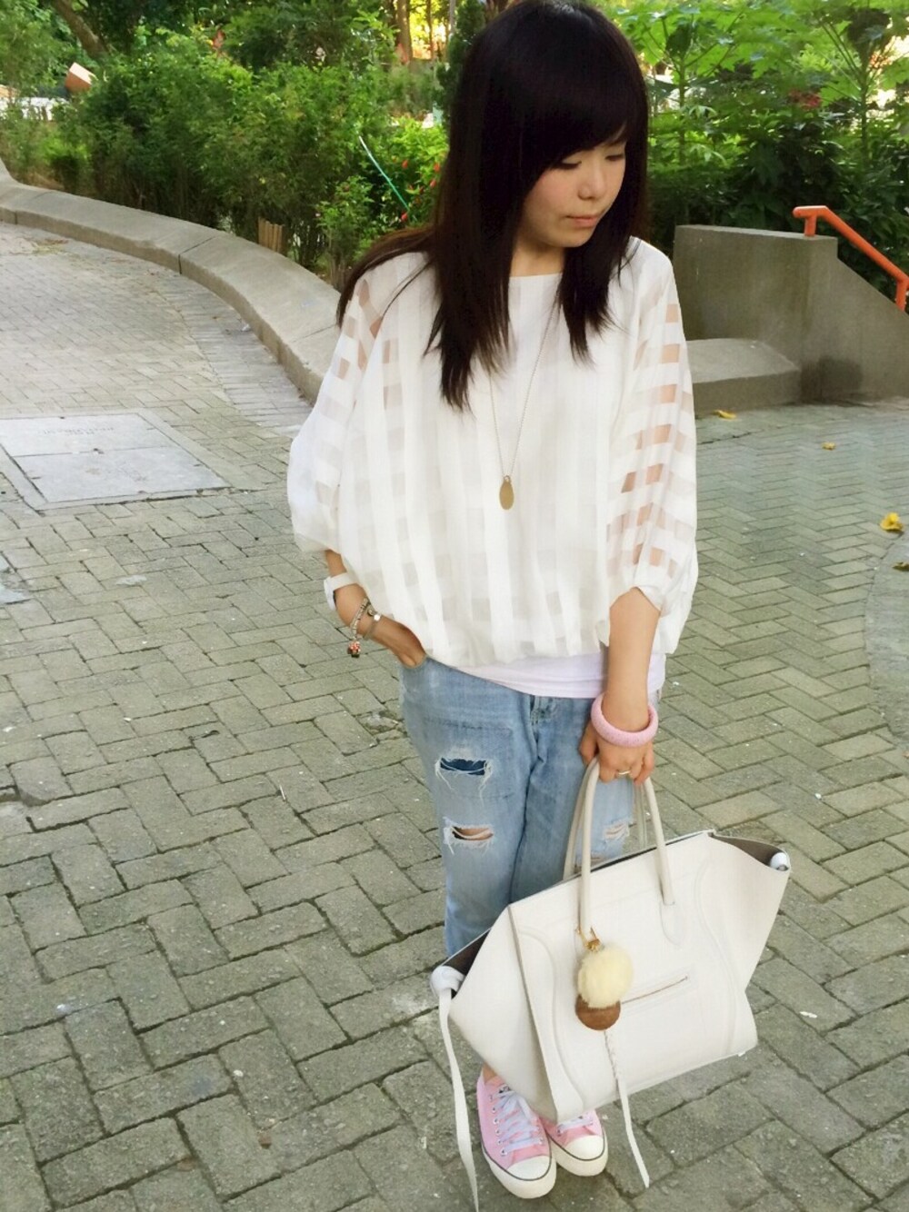 CELINEのクラッチバッグ（ホワイト系）を使った人気ファッション