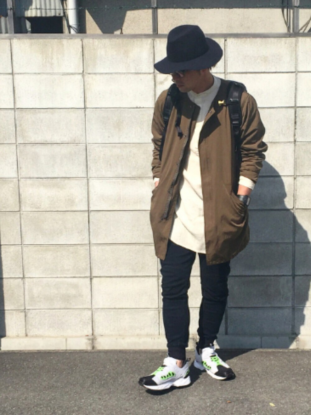 ブルー系のその他パンツ、ブラック系のスニーカー、ブラック系のバックパック/リュックを着用したメンズの春コーディネートの1枚目の写真