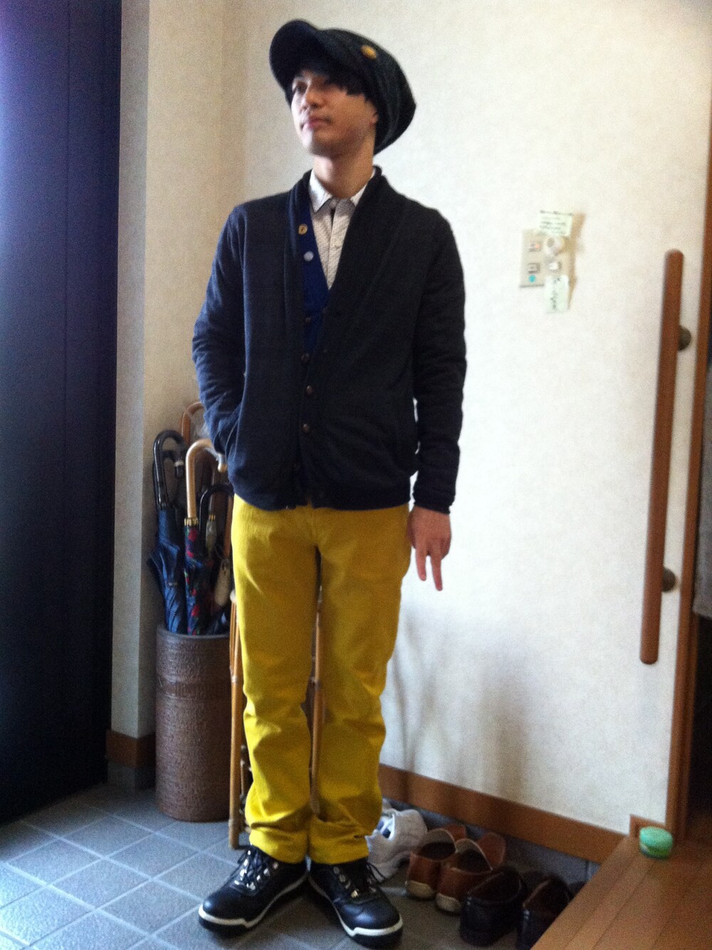「PEACE！！、ニットキャップ、初投稿、イエローパンツ」｜「ニットキャップ（ニットキャップ/ビーニー、グレー系）」を使った、りゅうじさん（メンズ・165cm）の秋コーディネートの1枚目の写真