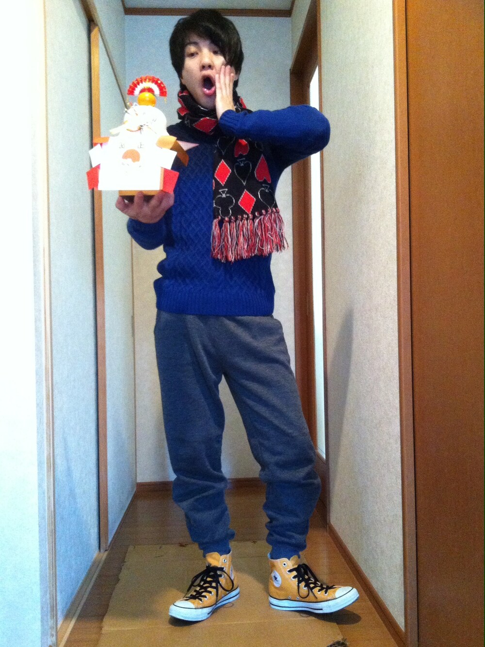 「お家スタイル、おもちスタイル」｜「CONVERSEのCONVERSE ALL STAR（スニーカー、イエロー系）」を使った、りゅうじさん（メンズ・165cm）の冬コーディネートの1枚目の写真