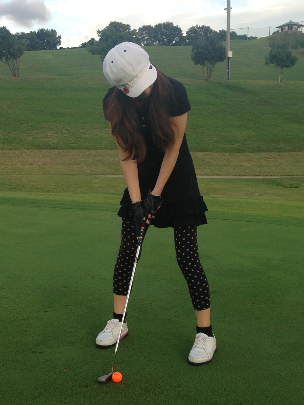 ブラック系のレギンス/スパッツを着用したレディースの夏コーディネートの1枚目の写真