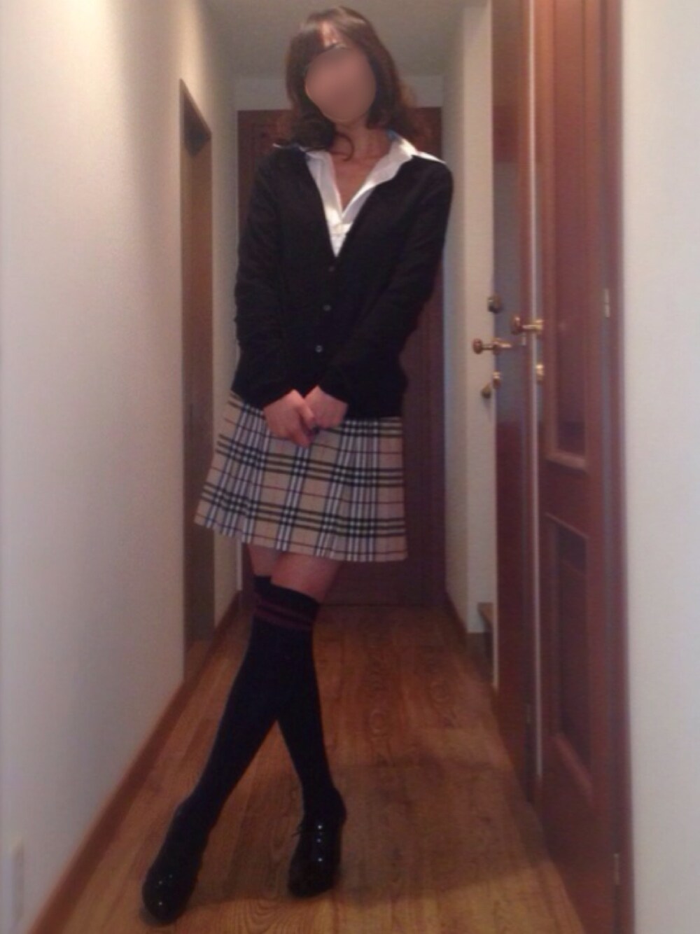 「ニーハイソックス、ミニスカート、カーディガン、白シャツ、burberry、DIANA、コスプレ、WEAR HALLOWEEN 2014、白襟、チェックスカート」｜「BURBERRYのミニスカート（スカート、ベージュ系）」を使った、ももこさん（レディース・168cm）の秋コーディネートの1枚目の写真