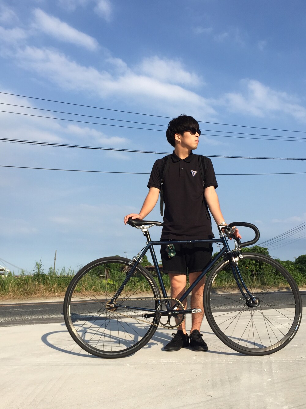 「UNIQLO、whiz、コムデギャルソン、シンプルコーデ、ポロシャツ、黒、ワントーンコーデ、膝上ショーツ、自転車スタイル、サングラス」｜「UNIQLOのアイテム（ポロシャツ、ブラック系）」を使った、flat mouseさん（メンズ・173cm）の夏コーディネートの1枚目の写真