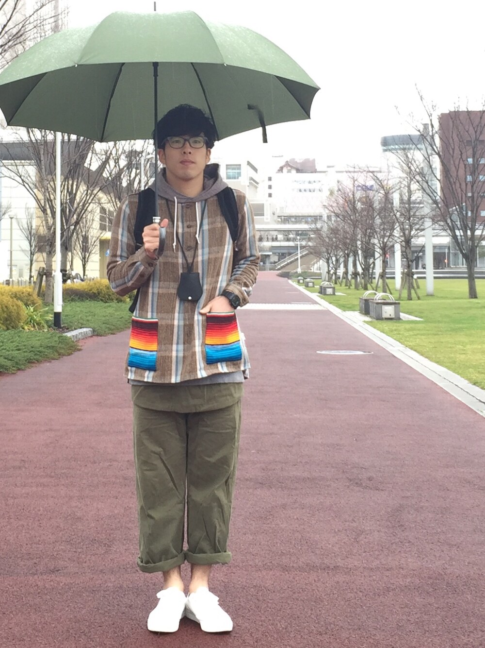 「whiz、VICTIM、MHL.、ノーカラーシャツ、パーカー、ワイドパンツ、バックパック、レイヤードスタイル、カーキ、雨の日コーデ」｜「WHIZLIMITEDのアイテム（シャツ/ブラウス、ブラウン系）」を使った、flat mouseさん（メンズ・173cm）の春コーディネートの1枚目の写真