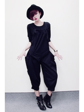 「黒パンツ」｜「アイテム（サロペット/オーバーオール）」を使った、朱仙さん（レディース・168cm）の秋コーディネート