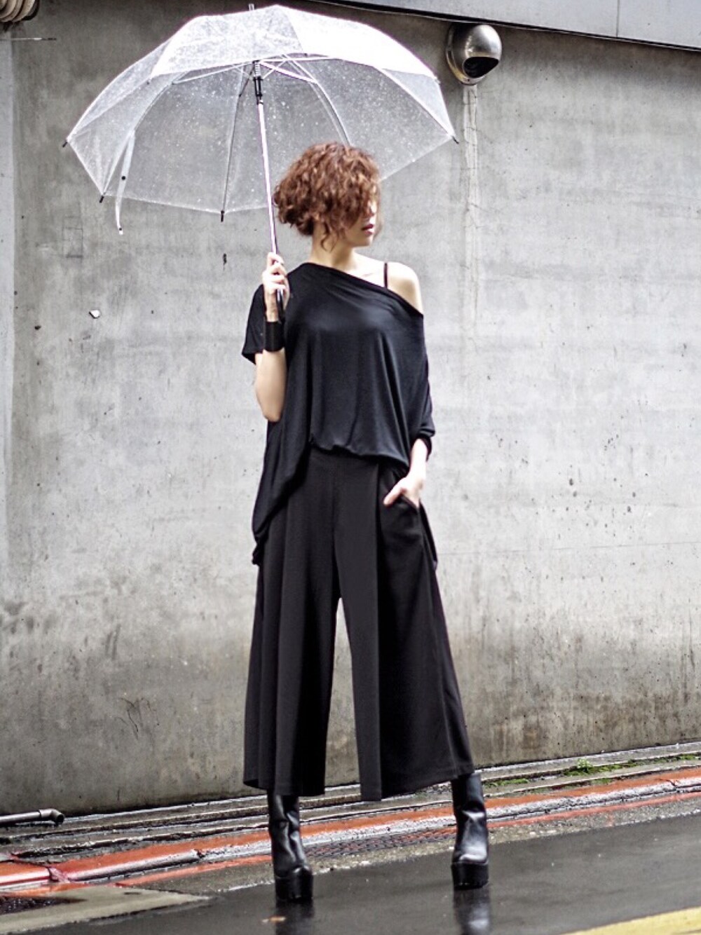 ブラック系のTシャツ/カットソー、ブラック系のその他パンツ、ブラック系のブーツを着用したレディースの春コーディネートの1枚目の写真