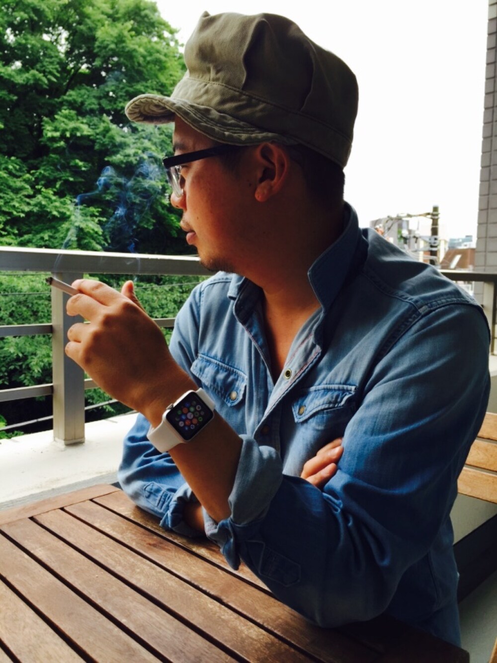 「Apple Watch、白」｜「Appleのアイテム（アナログ腕時計、ホワイト系）」を使った、Makoさん（メンズ・167cm）の夏コーディネートの1枚目の写真