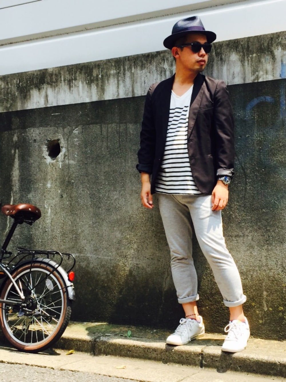 「WEGO、VネックT」｜「AZUL by moussyのネイビーフレームサングラス（サングラス、ブルー系）」を使った、Makoさん（メンズ・167cm）の夏コーディネートの1枚目の写真