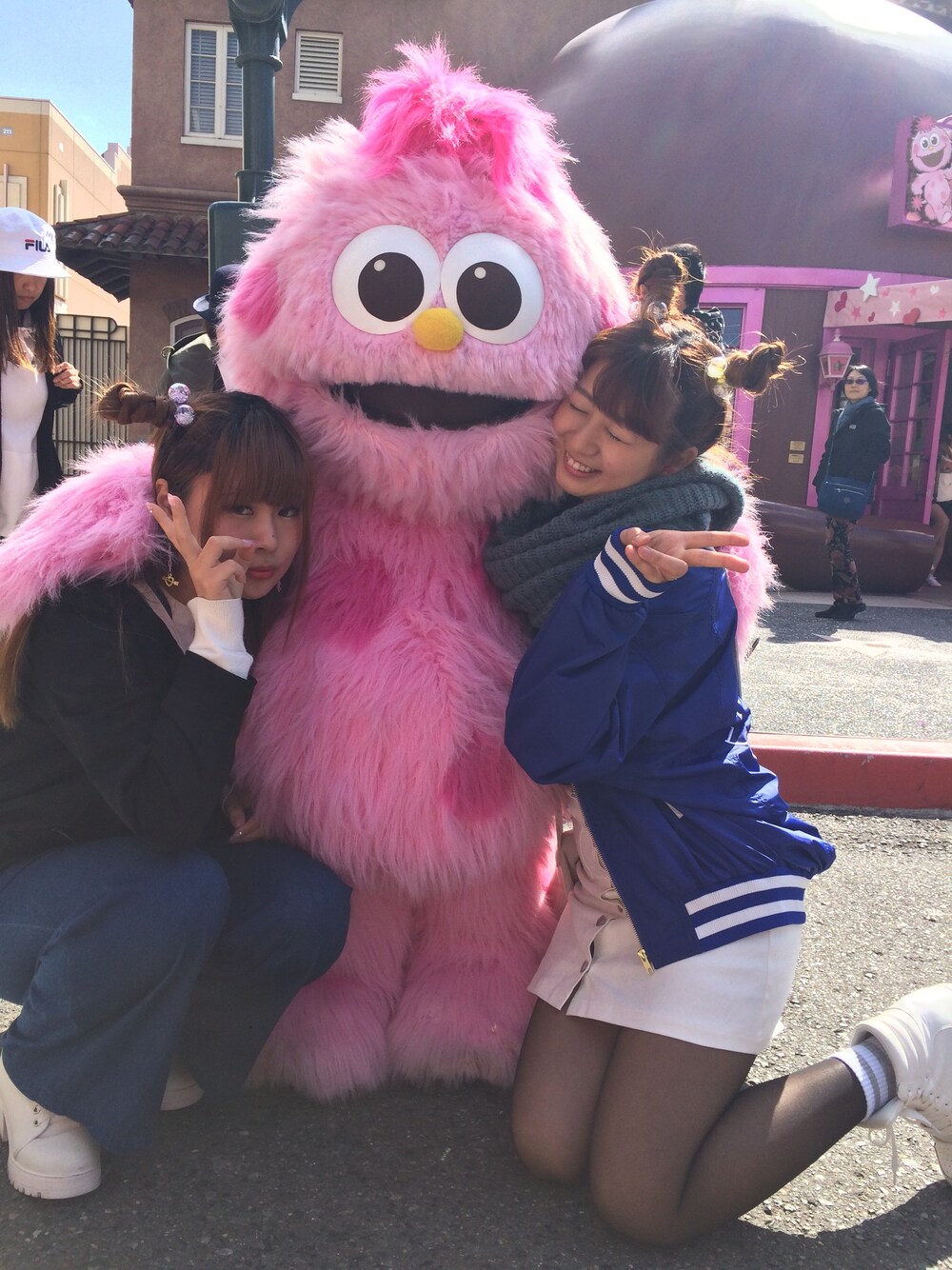 「遊園地」｜「クレアーズのアイテム（ヘアゴム、イエロー系）」を使った、mocoさん（レディース・163cm）の春コーディネートの1枚目の写真