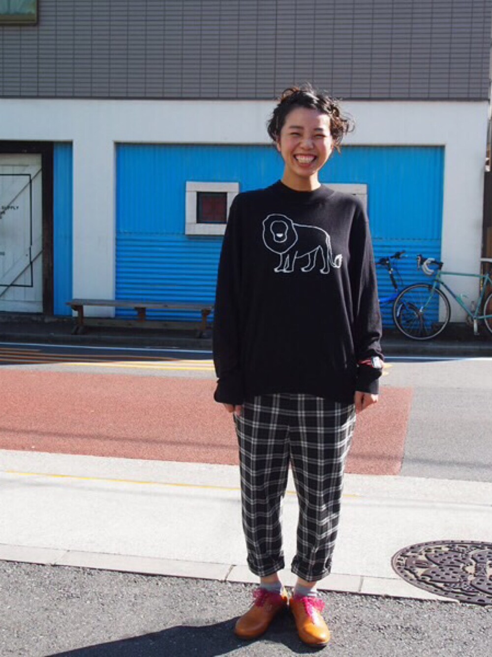 ブラック系のニット/セーター、ブラック系のその他パンツ、ブラウン系のシューズを着用したレディースの秋コーディネートの1枚目の写真