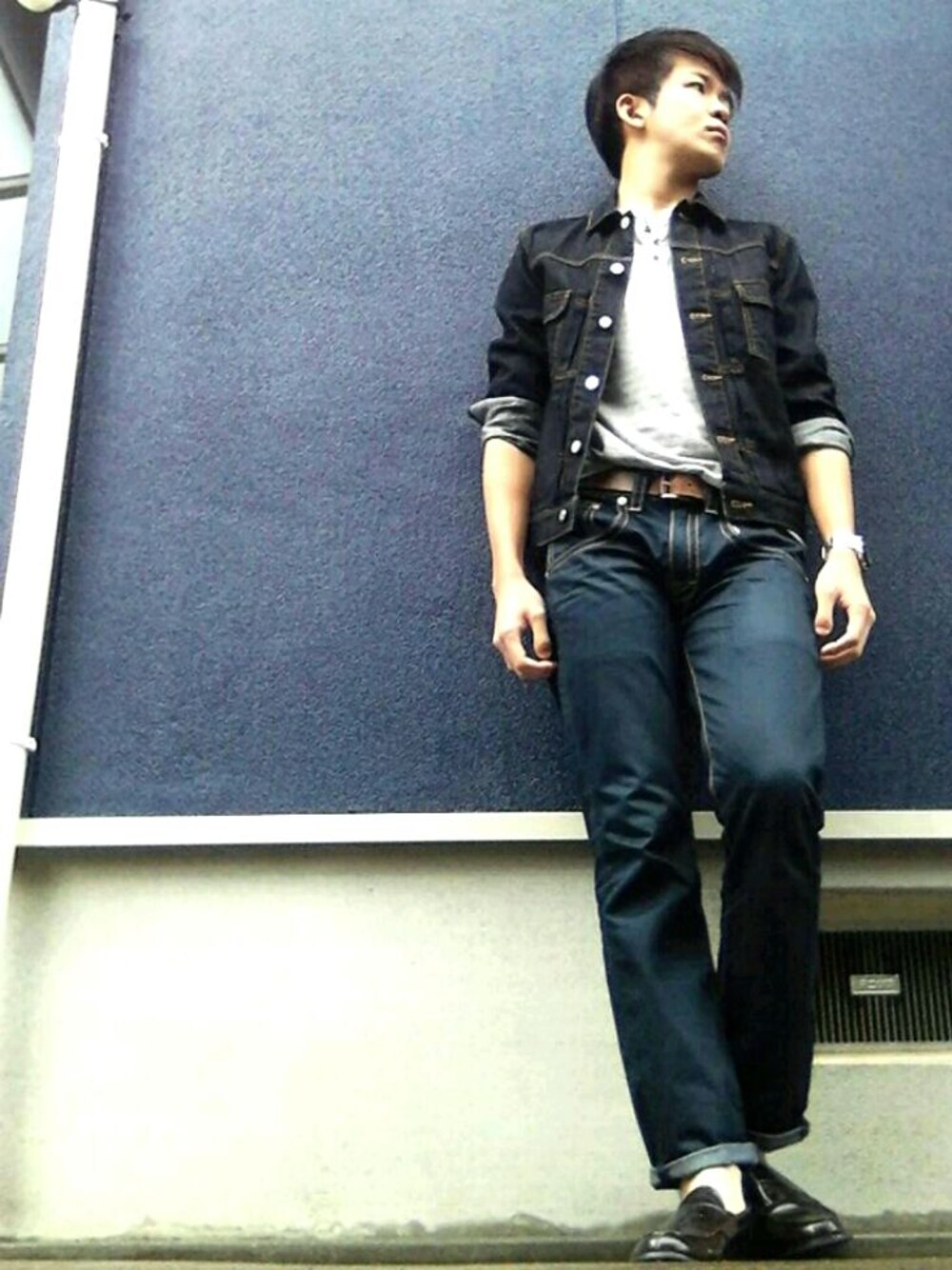 ブルー系のデニムジャケット、ブルー系のデニムパンツ、ブラウン系のドレスシューズを着用したメンズの春コーディネートの1枚目の写真