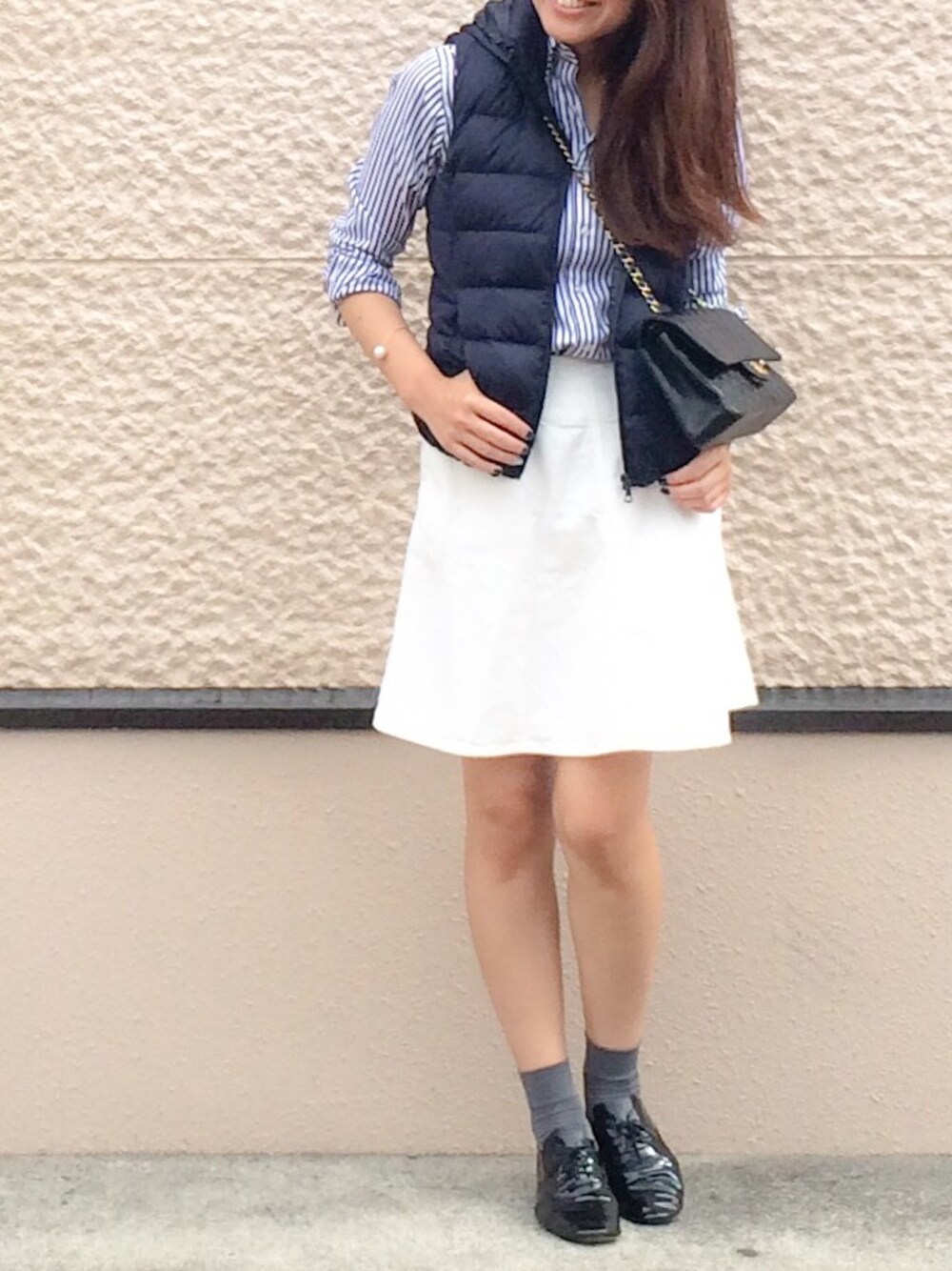 「ダウンベスト、秋のコーデ、ストライプ、シャツスタイル、ソックス、オジ靴、レペット、UNIQLO、repetto」｜「MACPHEEのmacpheeスカート（スカート、ホワイト系）」を使った、sceさん（レディース・166cm）の秋コーディネートの1枚目の写真