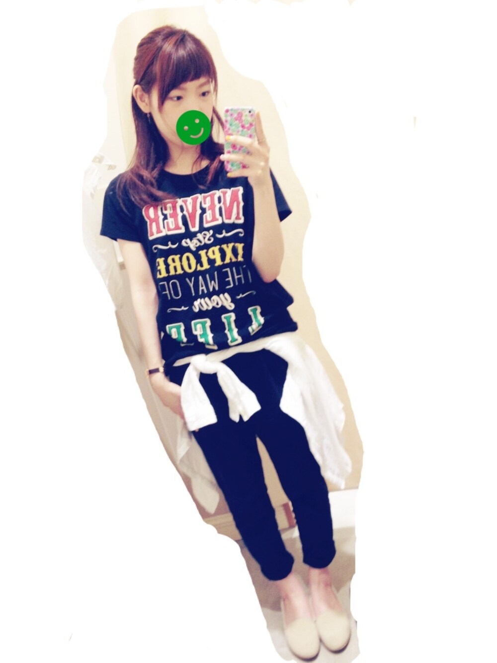 ブルー系のその他パンツ、ブルー系のTシャツ/カットソーを着用したレディースの春コーディネートの1枚目の写真