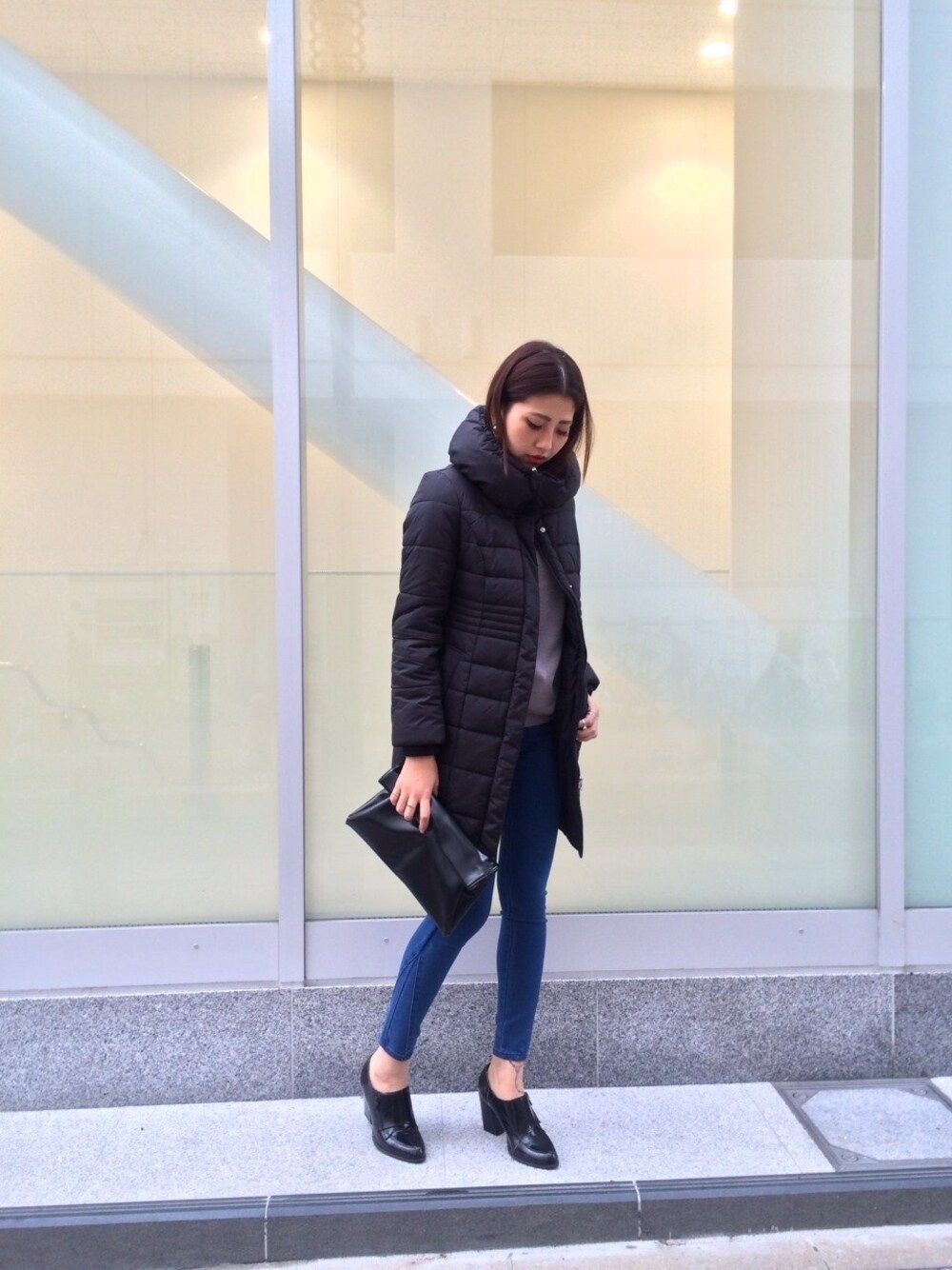 「murua、コクーンコート、コート、ブラック、デニムパンツ、クラッチバック」｜「MURUAの【CASUAL】ｷﾞｬｻﾞｰｺｸｰﾝｺｰﾄ（ダウンジャケット/コート、ブラック系）」を使った、草野春香さん（レディース・172cm）の冬コーディネートの1枚目の写真