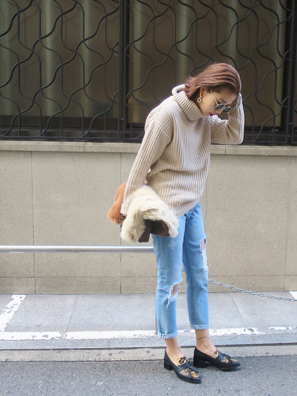 ベージュ系のニット/セーター、ブルー系のデニムパンツ、その他のシューズを着用したレディースの冬コーディネートの1枚目の写真