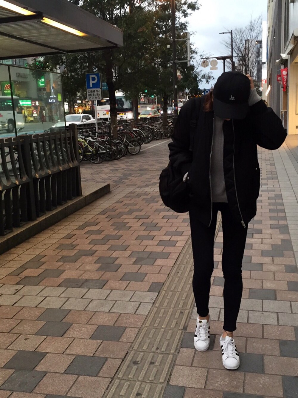 ブラック系のMA-1、ブルー系のその他パンツを着用したレディースの冬コーディネートの1枚目の写真