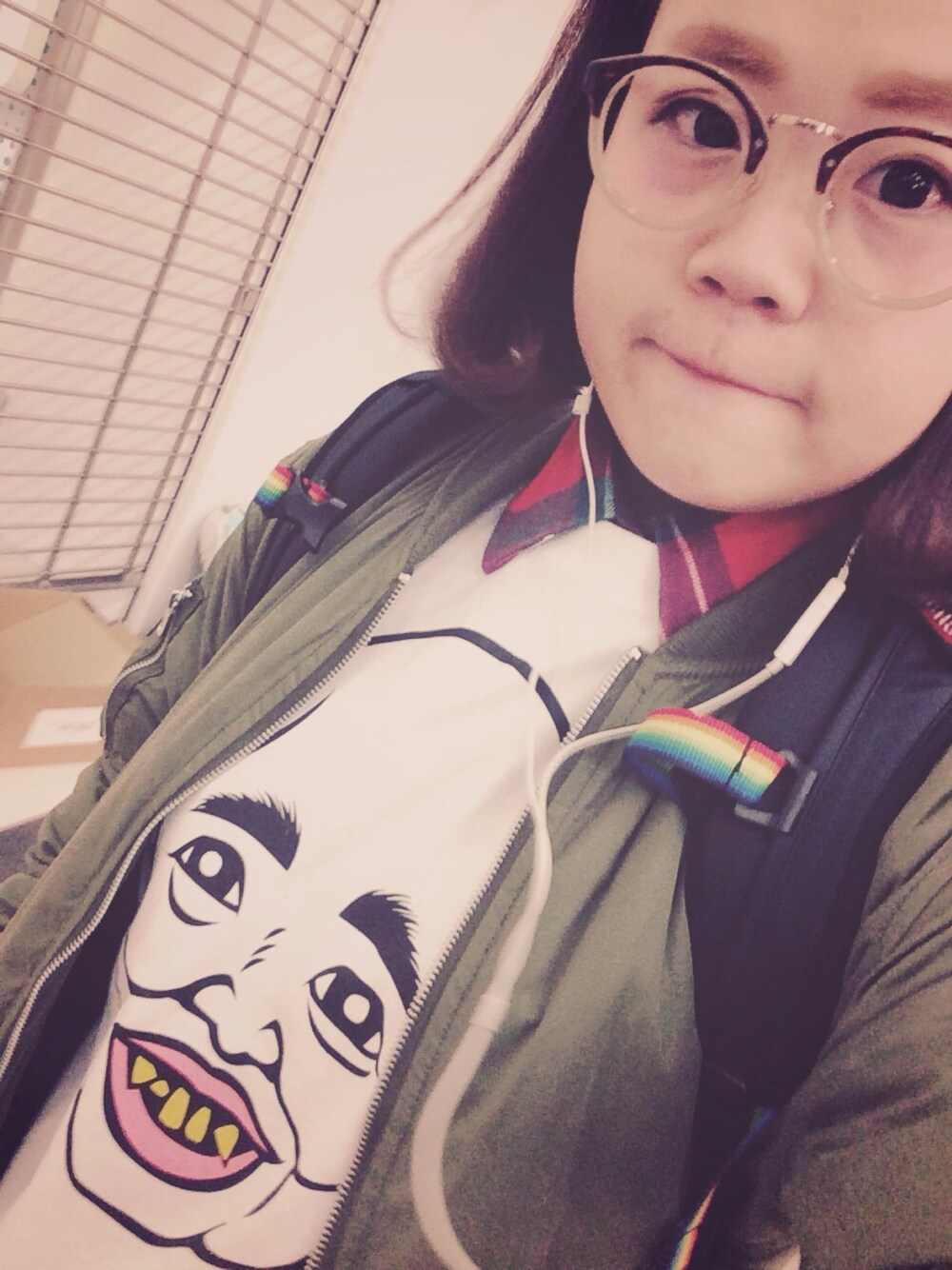 「野性爆弾、Tシャツ、個性派、ネタ、でもかわいい」｜「吉本興業のアイテム（Tシャツ/カットソー、ホワイト系）」を使った、あかりさん（レディース・162cm）の冬コーディネートの1枚目の写真