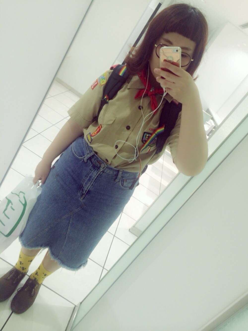 「ボーイスカウトシャツ、バンダナ、めがね、メガネ女子」｜「VINTAGEのアイテム（ファッション雑貨、レッド系）」を使った、あかりさん（レディース・162cm）の春コーディネートの1枚目の写真