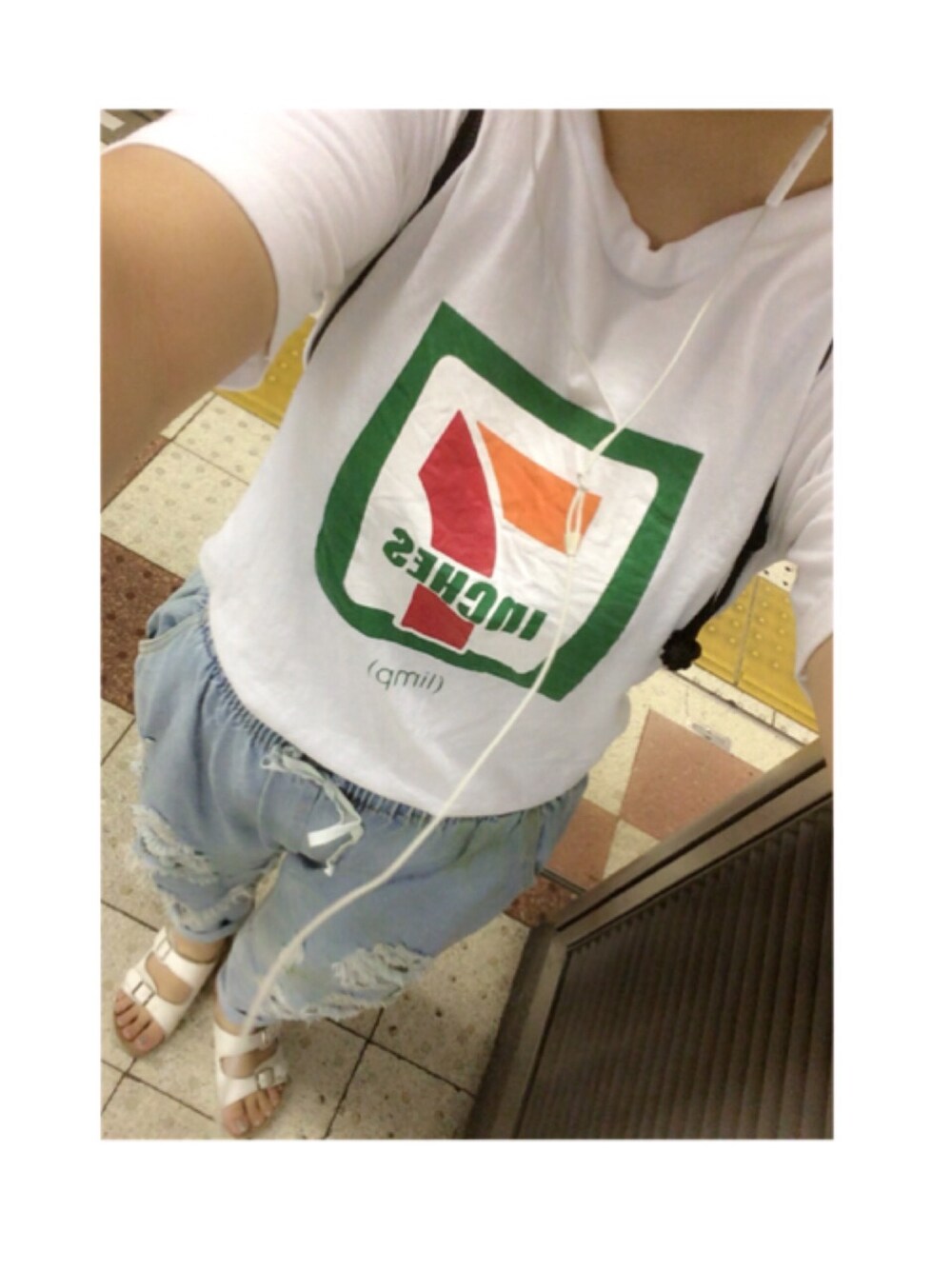 「古着、ダメージデニムパンツ、Tシャツ、めがね、メガネ女子、ナップサック、ミッキー」｜「妹のんのアイテム（Tシャツ/カットソー、ホワイト系）」を使った、あかりさん（レディース・162cm）の秋コーディネートの1枚目の写真